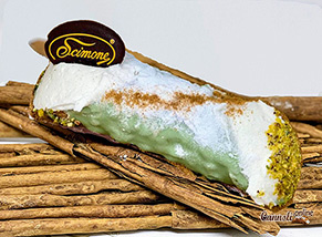 Cannolis gourmet recouverts de chocolat pistache