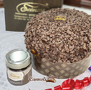 Handgemachte Panettone mit weißer Schokoladencreme