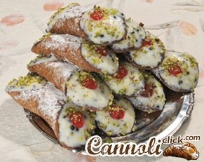 10 Cannoli bestreut mit Pistazien